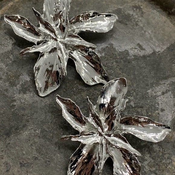 Anthropologie Silver Flower Earrings - Picture 12 of 13
